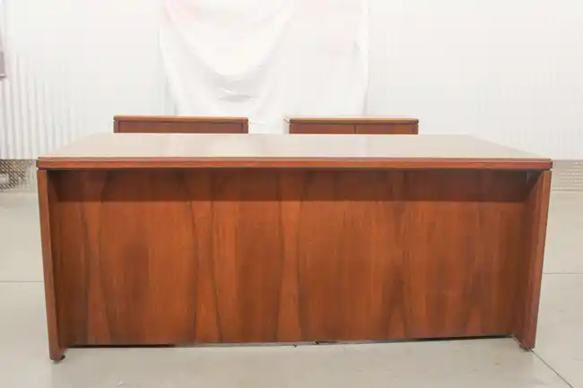 Standard desk with BBF & FF pedestal and full modesty panel